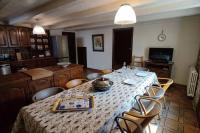 a dining room with a table with chairs and a kitchen at Gîte Ty Maen à Plouhinec (56) 4 in Plouhinec
