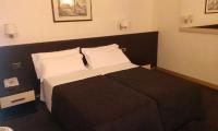 Postel nebo postele na pokoji v ubytování Hotel Tritone