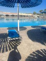 Bazén v ubytování Mirage hotel nebo v jeho okolí