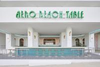 丰见城市THE SENAGAJIMA STORYLINE的建筑物前有一个高桌标志