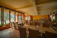 een eetkamer met tafels en stoelen en ramen bij Life Resort Quy Nhon in Quy Nhon