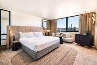 una habitación de hotel con una cama y un sofá en Pan Pacific Perth, en Perth