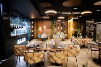 ein Restaurant mit Tischen und Stühlen in einem Raum in der Unterkunft Domki Osada Bacówka Radawa & SPA in Radawa