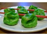 ein Teller mit grünen Donuts und roten Essstäbchen in der Unterkunft The Revett in Darjeeling