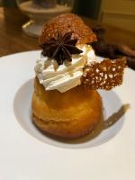 een wit bord met twee desserts op een tafel bij Logis Hôtel La Sommellerie in Châteauneuf-du-Pape