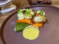 een bord met een stuk eten op een tafel bij Logis Hôtel La Sommellerie in Châteauneuf-du-Pape