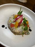 een witte plaat met een gerecht erop bij Logis Hôtel La Sommellerie in Châteauneuf-du-Pape