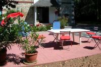 a picnic table and chairs on a brick patio at Le Buisson in Montlouis-sur-Loire