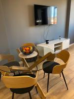 TV a/nebo společenská místnost v ubytování Urban Edge by RV Apartments