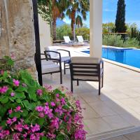 Bazén v ubytovaní 5 stars 2 bedrooms villa BLUE DREAM village Pisak Croatia alebo v jeho blízkosti