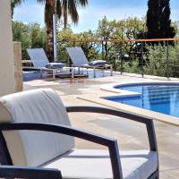 Bazén v ubytovaní 5 stars 2 bedrooms villa BLUE DREAM village Pisak Croatia alebo v jeho blízkosti