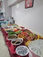 un buffet con molti piatti su un tavolo di HOTEL YAGMUR a Anamur
