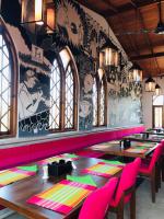 comedor con mesa y sillas rosas en The Tea Library Hikkaduwa, en Hikkaduwa