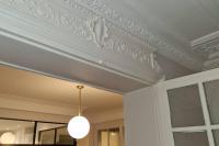 a room with a ceiling with a chandelier at Magnifique appartement de charme au cœur de Paris in Paris