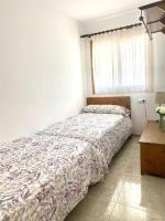 Łóżko lub łóżka w pokoju w obiekcie Apartamentos Sa Tenassa