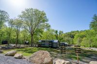 ein Campingplatz mit Felsen und Bäumen im Wald in der Unterkunft Farmhouse Tiny home with fishing Pond - Oak Cabin in Gatlinburg