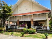 uma casa com flores em frente em Sài Gòn Côn Đảo Resort em Con Dao