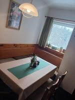 Un comedor con una mesa y una ventana. en Hotel Albert - RETRO, en Paseky nad Jizerou