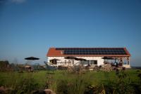 una casa con techo con paneles solares en Retel Vitez Vendégház, en Sárospatak