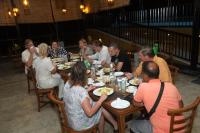 Un gruppo di persone sedute a tavola che mangiano di Ceylon Ayu Resort Kandy a Kandy