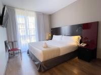 Postel nebo postele na pokoji v ubytování SM Hotel Sant Antoni