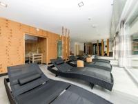 Swimmingpoolen hos eller t&aelig;t p&aring; Majestic apartment in Kl sterle with sauna on the Arlberg Met Terras