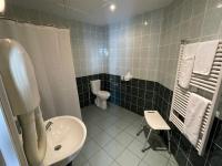 La salle de bains est pourvue d&#39;un lavabo et de toilettes. dans l&#39;établissement Hôtel de Verdun, à Nevers