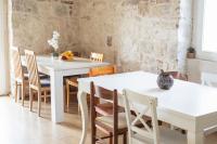 Un comedor con mesas y sillas blancas. en Step to Kotor bay Guesthouse, en Kotor