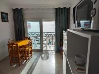 Televízia a/alebo spoločenská miestnosť v ubytovaní Apartamentos Caracas