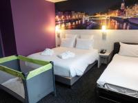 Hôtel Mercure Lyon Centre Charpennes Parc de la Tête d'Orにあるベッド