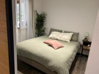 En eller flere senge i et v&aelig;relse p&aring; Cabanon de luxe, piscine - Acqua Doria - par TGB