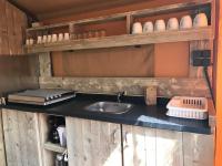 Kuchyň nebo kuchyňský kout v ubytování Bungalows - Càmping El Solsonès