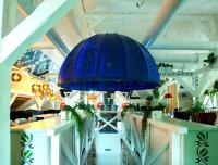 een grote blauwe paraplu die aan het plafond van een restaurant hangt bij Girska Tysa Health Resort in Kvasy