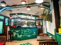 een bar met een groene bar in een restaurant bij Girska Tysa Health Resort in Kvasy