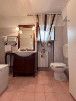 A bathroom at Appartamento in collina a 15 minuti dal mare