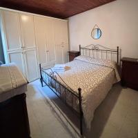 A bed or beds in a room at Appartamento in collina a 15 minuti dal mare