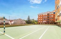 Tenis a/nebo squash v ubytování Beautiful Apartment In Torrevieja nebo okolí