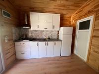 Kitchen o kitchenette sa Adrasan Parlak evleri