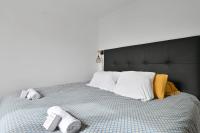 A bed or beds in a room at Magnifique Maison Jacuzzi Jardin Casino JO2024 CDG