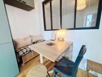 Posedenie v ubytovaní Appartement rénové, 1 chambre, 300m de la gare, près du centre de Granville - FR-1-361-479