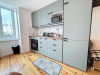 Kuchyňa alebo kuchynka v ubytovaní Appartement rénové, 1 chambre, 300m de la gare, près du centre de Granville - FR-1-361-479