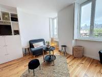 Posedenie v ubytovaní Appartement rénové, 1 chambre, 300m de la gare, près du centre de Granville - FR-1-361-479