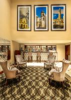 vestíbulo con sillas, mesa y cuadros en la pared en Hemingways Hotel, en East London