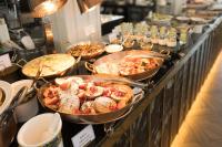 een buffet met veel gerechten in pannen bij The Siena Resort in Seogwipo