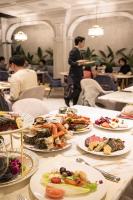 een tafel met borden eten erop bij The Siena Resort in Seogwipo