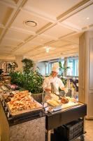een chef-kok die maaltijden bereidt in een buffet in een restaurant bij The Siena Resort in Seogwipo