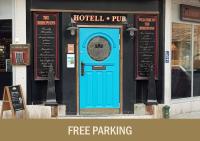 una puerta azul en la parte delantera de un restaurante en Hotel Bishops Arms Köping, en Köping