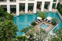 einen Luftblick auf einen Hotelpool mit Liegestühlen in der Unterkunft Siam Kempinski Hotel Bangkok in Bangkok