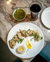 un plato de comida con un huevo y un plátano en Blessings Inn, en Amritsar