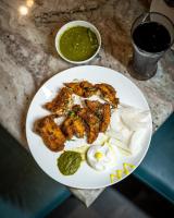 Un plato de comida con un huevo y salsa para mojar. en Blessings Inn, en Amritsar